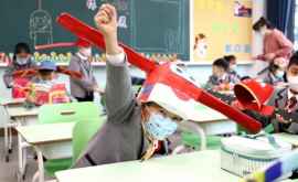 Китайские дети ходят в школу с противовирусными палками на голове ФОТО ВИДЕО