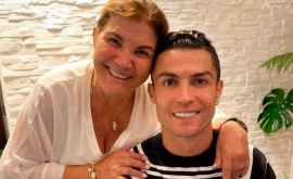 Cristiano Ronaldo a oferit mamei sale un cadou generos de Ziua Mamei