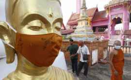 Огромная статуя Будды надела маску
