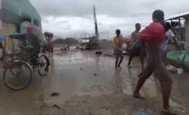 Филиппины сотни тысяч людей эвакуированы и десятки домов разрушены
