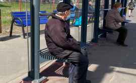 Bătrînii de peste 63 de ani au interzis la plimbări