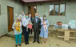 Две многодетные семьи из Кагула получили помощь от главы государства