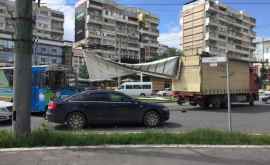 Ambuteiaj întro intersecție din sectorul Rîșcani Ce a făcut un camion FOTO