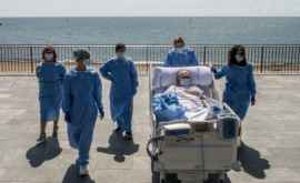 В Испании пациентов с коронавирусом вывозят на прогулку на пляж