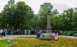 Додон Гречаный и посол Российской федерации возложили цветы к памятнику Пушкина