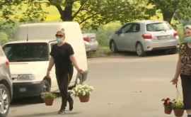 Жители Кишинева пришли с цветами и поминальными дарами к закрытым воротам кладбища