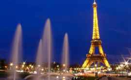 Париж открывает Эйфелеву башню