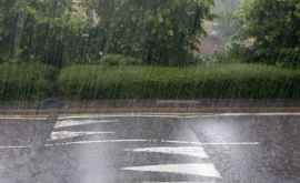 Consecințele ploilor Un gard sa prăbușit peste o mașină în capitală VIDEO