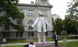 O statuie imensă dedicată personalului medical inaugurată la Riga