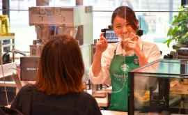 În Tokyo sa deschis o cafenea unde chelnerii și vizitatorii comunică prin limbajul semnelor FOTO