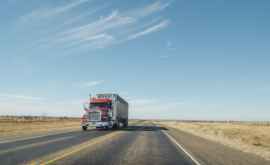 În 2045 California va interzice camioanele care emană substanțe dăunătoare