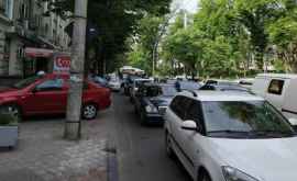 Problema parcărilor în capitală Pietonii se plîng că nu au pe unde merge