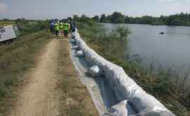 Mobilizare în sudul țării Salvatorii au construit un dig de protecție