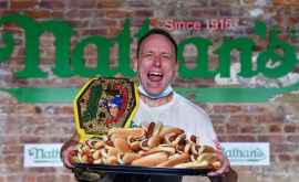 Un nou record mondial 75 de hotdogi mîncați în 10 minute