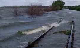 Воды реки Прут затопили участок железной дороги