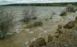 Угроза наводнения в Кагуле Защитная дамба может разрушиться ФОТО