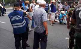 Poliția lea împărțit apă de băut protestatarilor din centrul capitalei 