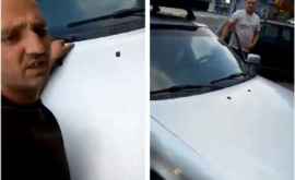 Un fost ofițer de poliție a purtat un bărbat pe capota mașinii mai mult de 500 de metri