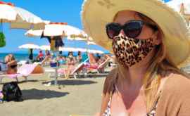 Cum se poartă masca de protecție la plajă