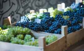 На столичных рынках появился первый урожай молдавского винограда