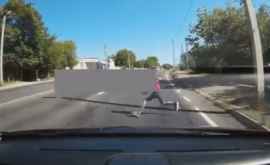La un pas de accident Momentul în care un copil iese în fața unui automobil VIDEO