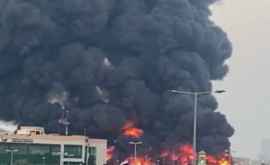 Крупный пожар вспыхнул на рынке в ОАЭ ВИДЕО