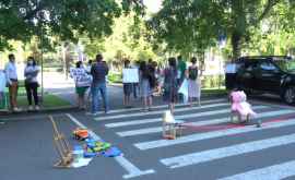 Протест перед зданием правительства с требованием открыть детские сады ВИДЕО