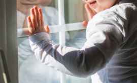 В Унгенах ребенок выпал с балкона когда родителей не было дома