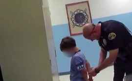 В США полицейские попытались надеть наручники на восьмилетнего ребенка ВИДЕО