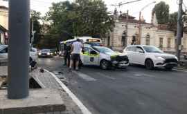 Accident cu implicarea unei mașini de poliție în centrul capitalei FOTO