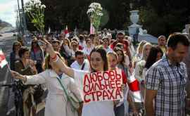 Беларусь На площади Независимости в Минске собрались десятки тысяч человек