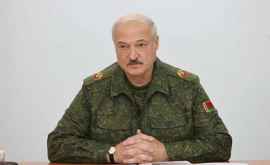Lukaşenko apare întro înregistrare video cu o armă automată în mînă
