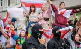 Marșul Solidarității la Minsk Momentul în care grupul de femei rup cordonul de poliție VIDEO