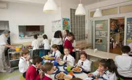 În primele săptămîni de școală elevii din capitală nu vor fi hrăniți la cantină