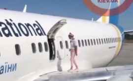 В Борисполе пассажирка вышла погулять на крыло самолета ВИДЕО