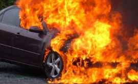 Mașină distrusă de flăcări în raionul Ungheni VIDEO
