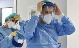Медицинские работники умирают от COVID19 в ошеломляющих масштабах