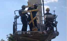 Salvatorii au demontat o cruce care risca să cadă de pe biserica din satul Taraclia VIDEO