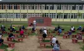 Bosnia și Herțegovina Școală în aer liber cu elevi așezați în băncuțe aranjate în formă de amfiteatru