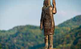 Statuia din lemn a Melaniei Trump a fost înlocuită cu o replică din bronz