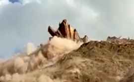 A fost filmată distrugerea unui munte ca urmare a alunecării de pămînt