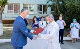 Igor Dodon a vizitat spitalul din Leova și a înmînat diplome de onoare unui grup de medici