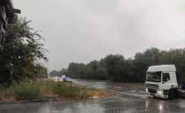 Вниманию водителей Еще одна затопленная улица столицы ФОТО ВИДЕО