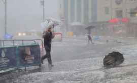 На Стамбул обрушились мощный ливень и град