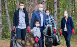 Igor Dodon cu familia a participat la Marea Curățenie din Capitală