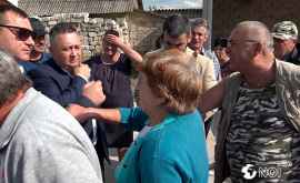 Locuitorii din Ivancea lau huiduit pe primar și iau cerut explicații VIDEO