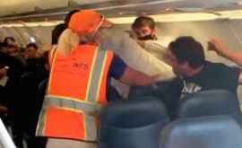 Bătaie în avion între pasageri după ce unul dintre ei a refuzat să poarte mască