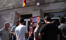 Armenia a înăsprit regimul stării de război interzicînd criticile acțiunilor autorităților