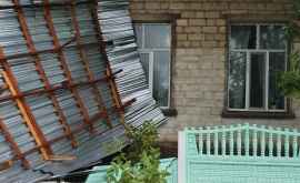Сильный ветер вырвал десятки крыш в некоторых населенных пунктах страны ФОТО