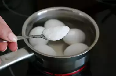 De ce să pui bicarbonat de sodiu în apa în care fierbi ouăle